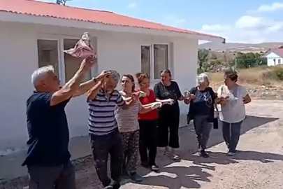 50 yıllık okul binasını imece usulü yenileyip, halayla kutladılar