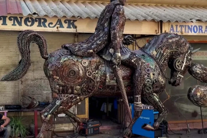 50 bin parça hurdayla Büyük İskender ve atı Bukefalos’un heykelini yaptı