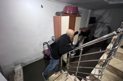 Ankara'da sağanak sonrası rögar taştı; binaların giriş ve bodrum katlarını su bastı