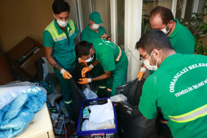 Kötü koku yayılan evden 2 kamyon çöp çıktı 