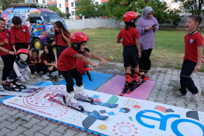 Okul bahçesinde oluşturulan pistle kayakla tanıştılar