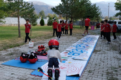 Okul bahçesinde oluşturulan pistle kayakla tanıştılar / Ek Fotoğraflar