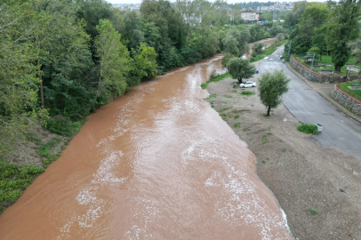 Köpüren Bartın Irmağı'ndan inceleme için numune alındı 