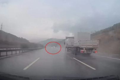 Otomobil kayganlaşan yolda bariyerlere çarptı