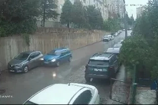 Otomobilin park halindeki araca çarpıp ters döndüğü kaza kamerada