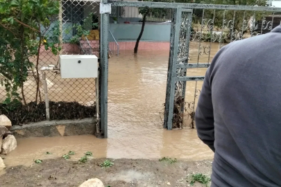 Mudanya'da sağanak su baskınına yol açtı, mahsur kalanlar kurtarıldı