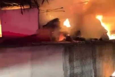 Çiftlikteki yangında 5 bin balya saman ile bir traktör yandı