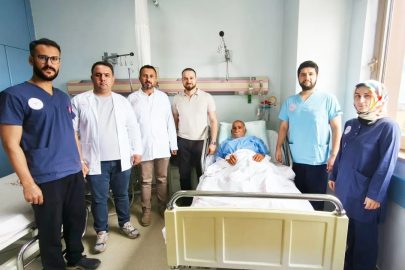 82 yaşındaki hastanın mesanesinden 42 parça taş çıkarıldı