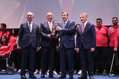 Sultangazi Belediye Başkanı Dursun’a spora destek ödülü