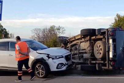 İçinde çocukla birlikte kaçırdığı otomobille yayaya ve 2 araca çarptı; 3 yaralı