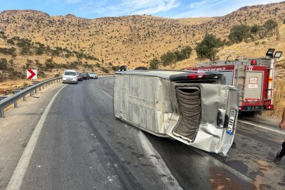 Mardin’de minibüs devrildi: 8 yaralı 