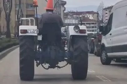Kafasına taktığı dubayla traktörle trafikte ilerledi