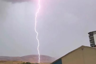 Siirt'te tarlaya yıldırımın düşme anı kamerada
