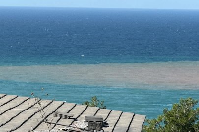 Sağanak sonrası Bartın Irmağı’nın döküldüğü noktada denizin rengi kahverengiye döndü