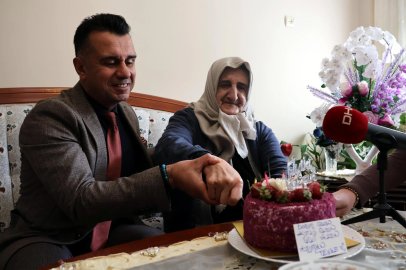 Çocukluğundan beri doğum günü kutlanmayan 85 yaşındaki Asuman Atasever’e pastalı sürpriz