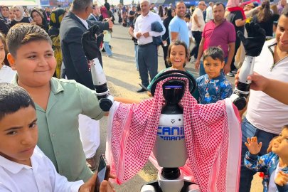CANİKMAN, TEKNOFEST Güneydoğu’da puşi takıp dans etti 