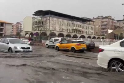 Diyarbakır’da kuvvetli rüzgarla caminin minaresi evin damına devrildi (2)