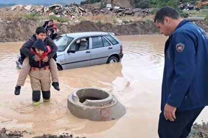 Hatay'da sağanak; otomobilde mahsur kalan öğrencileri itfaiye kurtardı