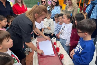 Minik eller ebru sanatıyla Türk bayrağı işledi