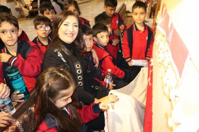 Binlerce el, tek bir bayrak; Isparta'da ilmek ilmek dokunan ay yıldız