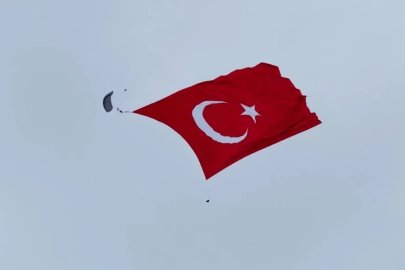 Mehmetçik, 3 bin metrekarelik Türk bayrağını dalgalandırdı