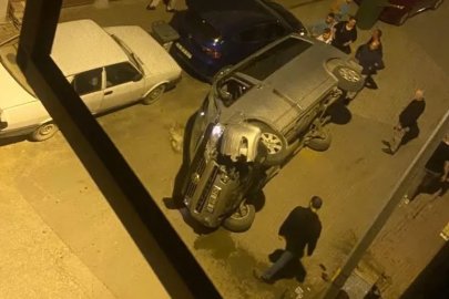 Bursa'da elektrik panosuna çarpıp devrilen minibüsün sürücüsü kaçtı