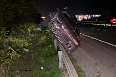 Bursa'da kontrolden çıkan otomobil bariyerin üzerinde yan durdu