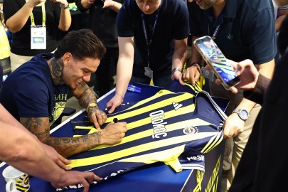 Fenerbahçeli Ederson, imza gününde taraftarlarla buluştu