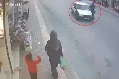 Otomobilin çarpacağını anlayınca sıçrayıp, yan aynaya tutundu; kaza kamerada