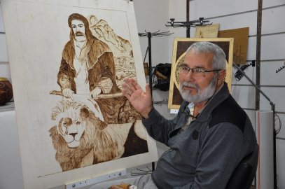 Doğadan topladığı atıkları dönüştürüp sanata çeviriyor
