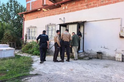 Evlerinin salonunda ölü halde bulundu
