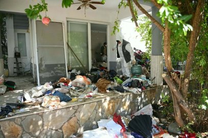 Kuşadası’nda 3 katlı evden 6 kamyon çöp çıktı