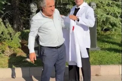 60 yaşındaki tıp öğrencisine önlüğünü oğlu giydirdi