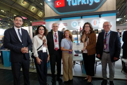Frankfurt Kitap Fuarı’nda Nurhan Şahinkaya’ya teşekkür belgesi 