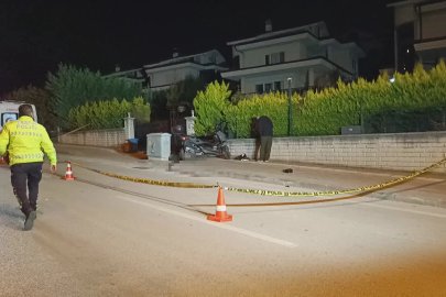 Bursa'da motosiklet kaldırıma ve elektrik panosuna çarptı: 1 ölü