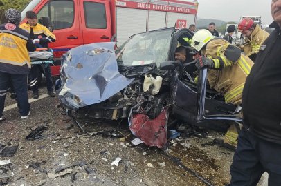 Otomobil, hafriyat kamyonu çarptı; 1’i çocuk 2 yaralı