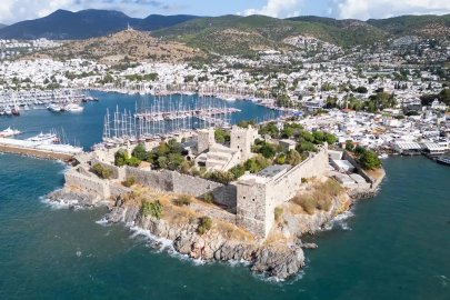 Gece ve gündüz farklı güzellikte olan Bodrum Kalesi, dronla görüntülendi