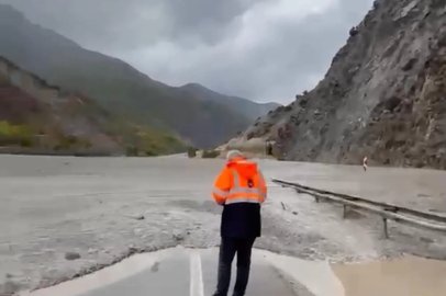 Erzincan’da sağanak sele neden oldu; Erzurum kara yolu tek yönlü ulaşıma kapatıldı