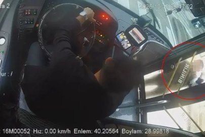 Sürücüyle tartışan yaya, özel halk otobüsünün camını yumrukla kırdı