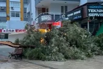 Adana'da sağanak; yollar göle döndü (2)