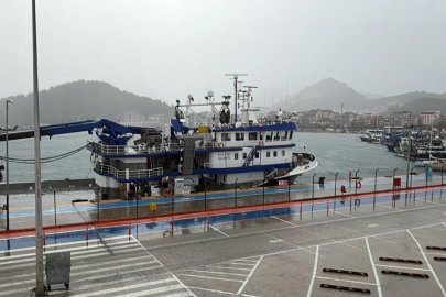 Amasra'da fırtına; dalga boyu 2 metreye ulaştı