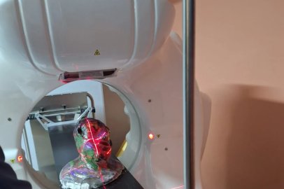 İçine dolaşım sistemini temsilen bulaşık teli koyduğu büstün MR’ını çekip sergiledi