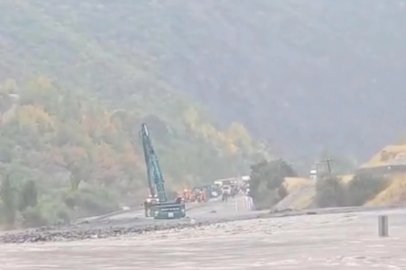 Erzincan’da sağanak sele neden oldu; Erzurum kara yolu heyelan nedeniyle ulaşıma kapandı (2)