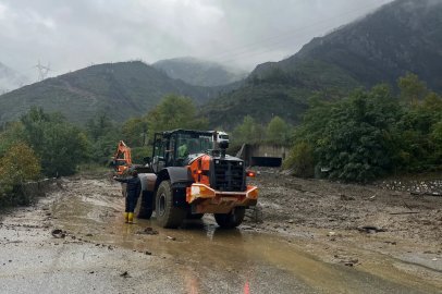 Sakarya'da heyelan nedeniyle 2 mahalleye ulaşımın sağlandığı yol kapandı