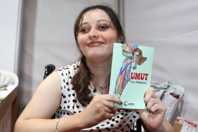 Yürüme engelli Esra, hayat hikayesini kitabı ‘Umut’ta anlattı