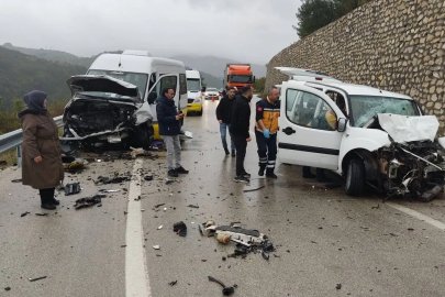 Yolcu minibüsüyle hafif ticari araç kafa kafaya çarpıştı: 1 ölü, 10 yaralı