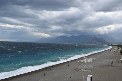 Antalya'da kuvvetli rüzgar ve sağanak etkili oldu