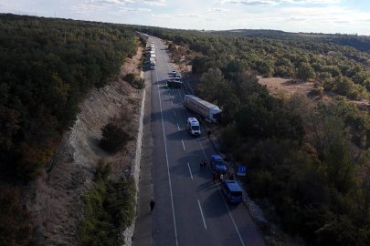 Kamyonet, karşı şeride geçen TIR'a çarpıp devrildi; 4 yaralı