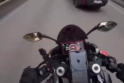 Şerit değiştiren araçtan motosikletiyle kaçarken başka otomobile çarptı