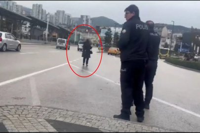 Eşinin, çocuklarını göstermediğini iddia edip, boğazına bıçak dayadı